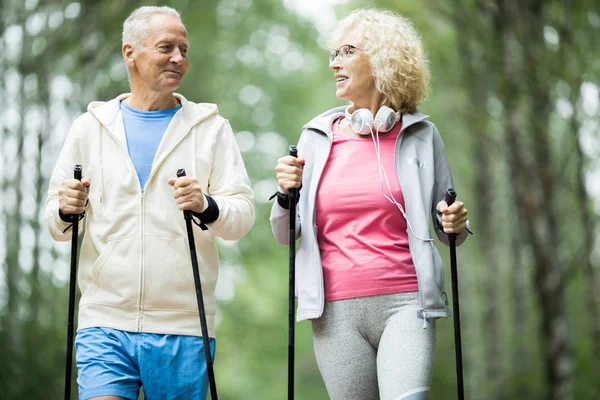Aged Couple Sportswear Talking Each Other While Trekking Natural Environment — Stock Photo, Image