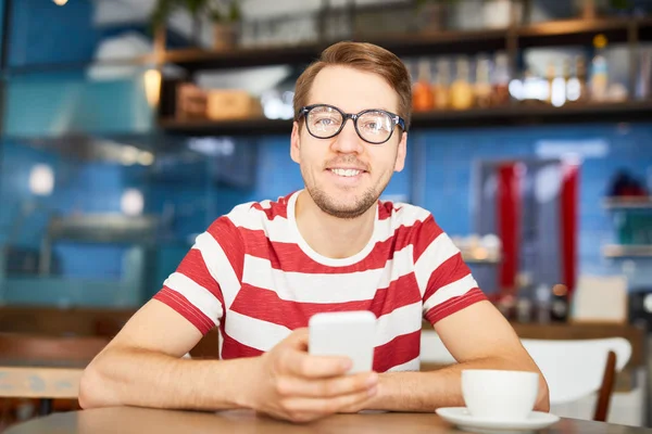 Kafede Masa Başında Otururken Kahve Içerken Akıllı Telefonda Mesaj Atarken — Stok fotoğraf