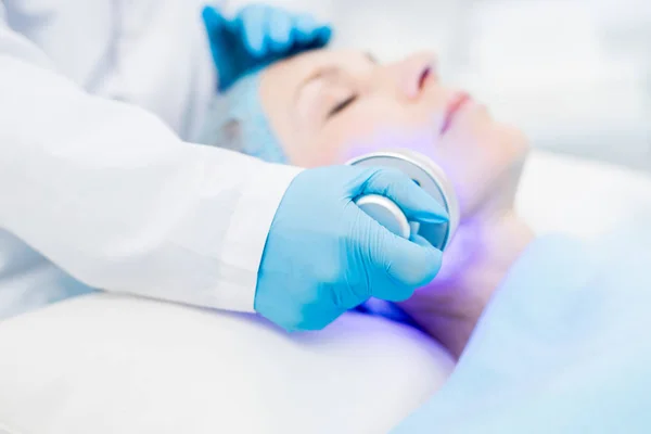 Gloved Cosmetician Holding Electric Device While Making Beauty Procedure Client — Stock Photo, Image