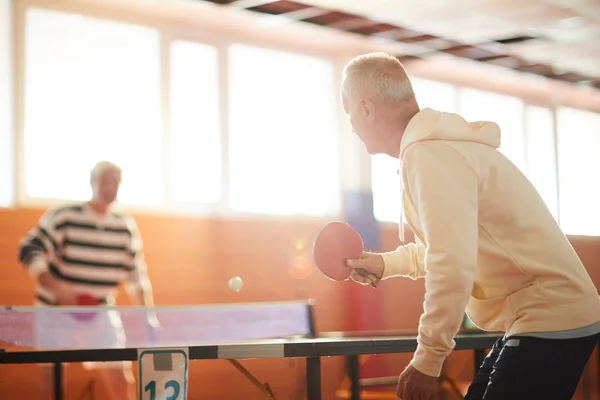 Einer Der Aktiven Männer Schlägt Tischtennisball Über Tisch Während Mit — Stockfoto