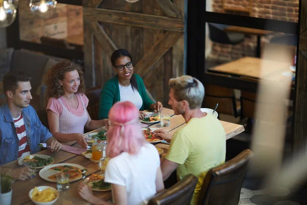 Jóvenes Amigos Interculturales Ropa Casual Conversando Por Cena Durante Lugar — Foto de Stock