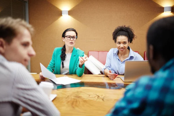 Twee Zakenvrouwen Die Aan Tafel Zitten Een Gesprek Hebben Met — Stockfoto