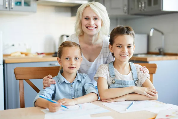 Jeune Mère Ses Deux Petites Filles Regardant Caméra Dans Cuisine — Photo