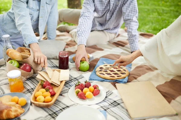 Giovane Donna Uomo Prendendo Spuntino Tovaglia Pic Nic Mentre Maturo — Foto Stock