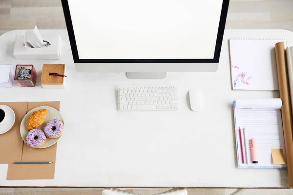 Lugar Trabajo Del Diseñador Gestor Con Monitor Ordenador Snack Suministros —  Fotos de Stock