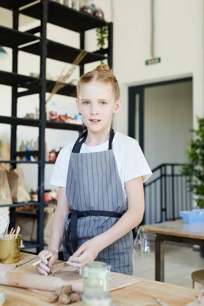 Niedliches Junges Mädchen Schürze Das Tisch Steht Dich Ansieht Und — Stockfoto