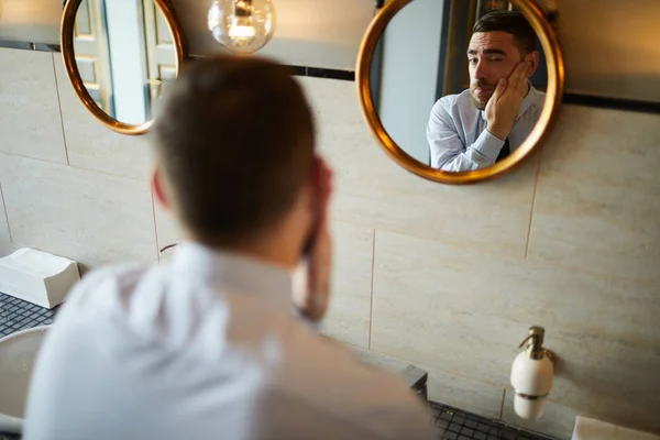 Fiatal Üzletember Tükörképe Ügyelve Arra Hogy Arcát Ben Vagy Fürdőszobában — Stock Fotó