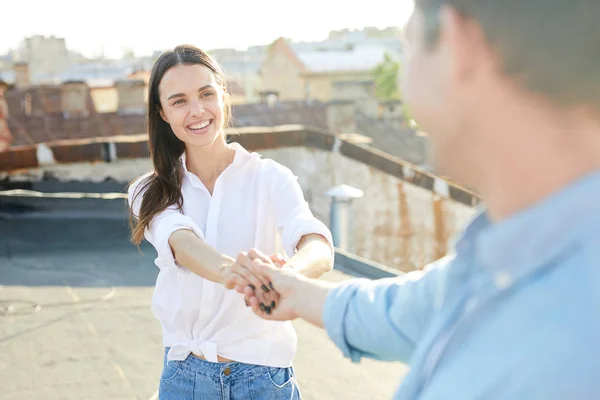 Glad Upphetsad Vacker Flicka Vit Skjorta Ger Händer Till Pojkvän — Stockfoto