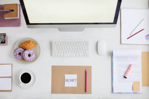 Werkplaats Met Desktop Hardware Snack Drank Andere Benodigdheden Voorbereid Voor — Stockfoto