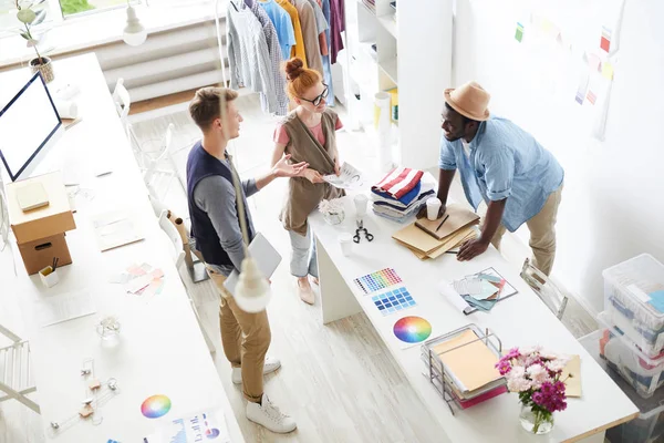 Grupo Jóvenes Diseñadores Que Trabajan Equipo Atelier Discuten Juntos Nueva — Foto de Stock