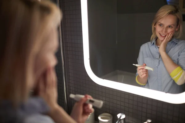 Jonge Mooie Kaukasische Vrouw Houdt Positieve Zwangerschapstest Glimlachend Vreugdevol Terwijl — Stockfoto