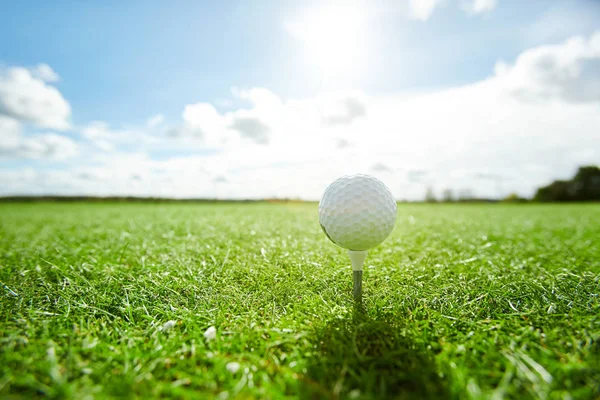 Bílý Golfový Míč Rozlehlém Zeleném Poli Oblačným Nebem Sluncem Nad — Stock fotografie