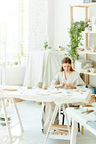 Jeune Femme Assise Dans Son Studio Faisant Faïence Table — Photo