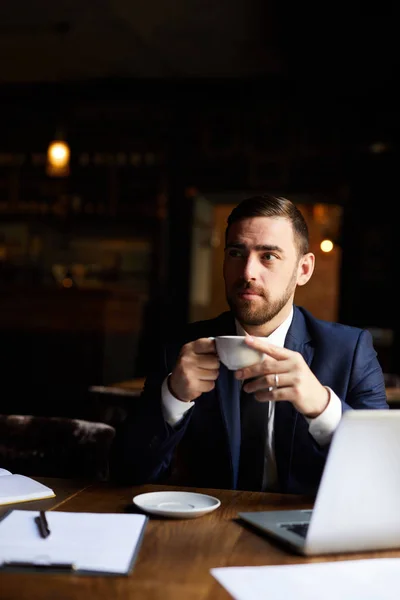 Pensativo Frunciendo Ceño Apuesto Hombre Negocios Con Barba Sentado Mesa —  Fotos de Stock