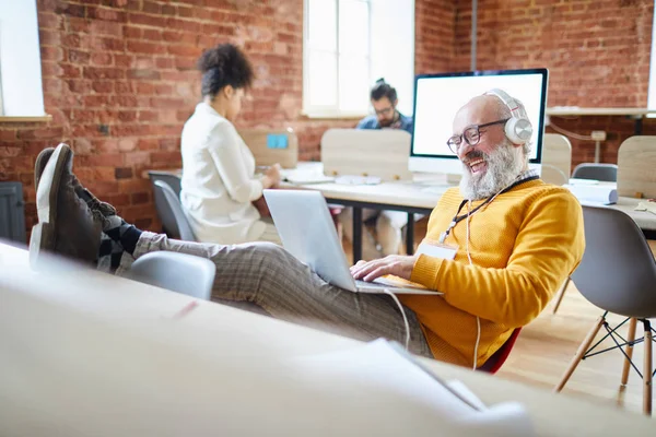 Lachende Leitende Geschäftsmann Mit Kopfhörern Die Online Video Laptop Während — Stockfoto