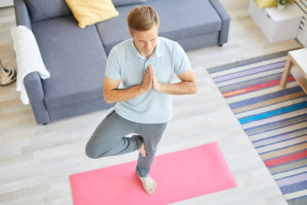 Ragazzo Attivo Che Pratica Esercizi Yoga Sul Tappeto Rosa Dal — Foto Stock