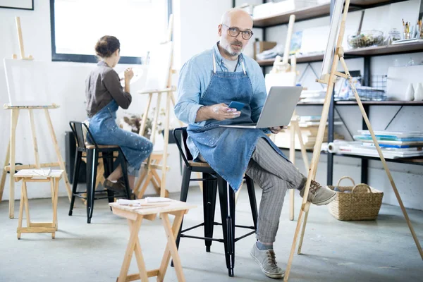 Vážný Muž Pracovním Oblečení Použití Moderních Miniaplikací Při Práci Studiu — Stock fotografie