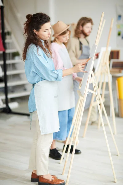 Young Woman Apron Her Groupmates Standing Easels Lesson Painting — 스톡 사진