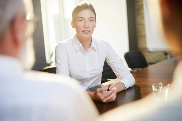 Jonge Vrouwelijke Aanvrager Wit Shirt Beantwoorden Van Vragen Van Werkgevers — Stockfoto