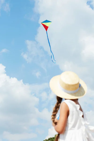 Portrait Petite Fille Portant Chapeau Paille Jouant Avec Cerf Volant — Photo