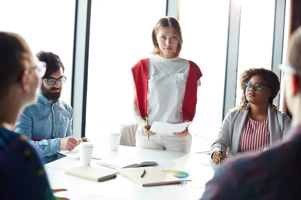 Empresaria Seria Confiada Con Informe Fabricación Papel Seminario Trabajo Para — Foto de Stock