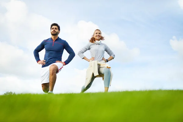Glückliche Junge Sportliche Frau Und Mann Genießen Ihr Morgendliches Training — Stockfoto