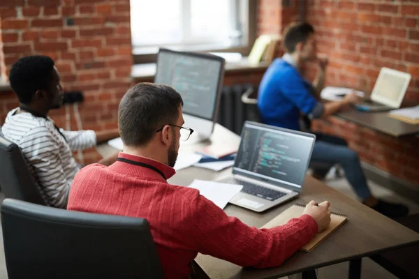 Grupo Engenheiros Contemporâneos Sentados Ydesks Frente Computadores Aprender Novos Softwares — Fotografia de Stock