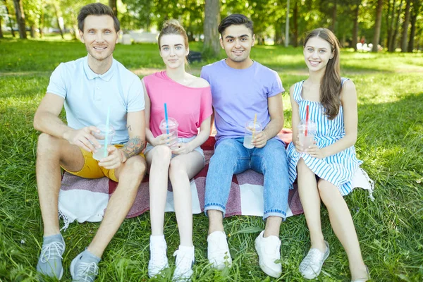 Glückliche Junge Begleiter Versammelten Sich Zum Picknick Auf Grünem Rasen — Stockfoto