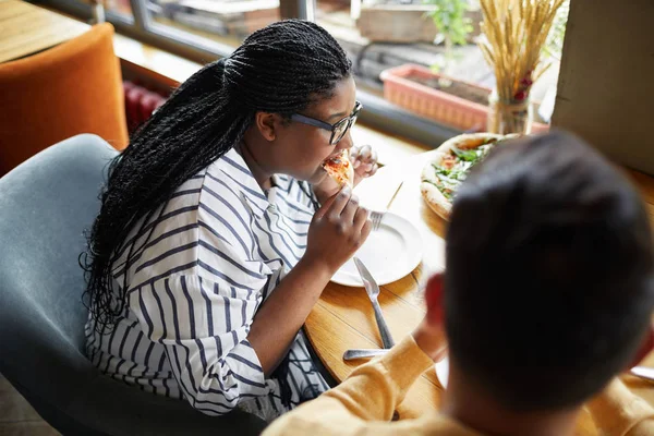 Gadis Ras Campuran Dan Pacarnya Duduk Meja Kafe Dan Makan — Stok Foto