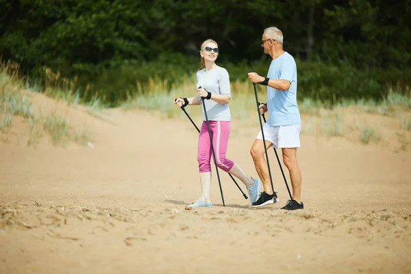 Mature Man Woman Activewear Talking While Trekking Sandy Beach — Stock Photo, Image