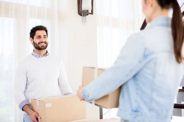 Jovem Feliz Sua Esposa Carregando Caixas Embaladas Com Material Doméstico — Fotografia de Stock