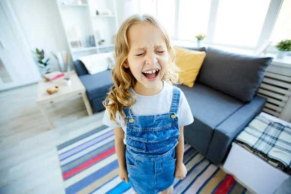 Weinig Grillig Meisje Met Blond Krullend Haar Schreeuwen Luid Woonkamer — Stockfoto