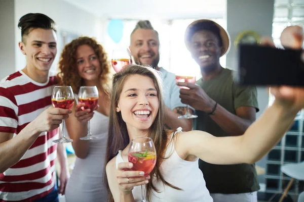 Gelukkig Meisje Met Cocktail Maken Selfie Van Vriendelijke Bedrijf Terwijl — Stockfoto