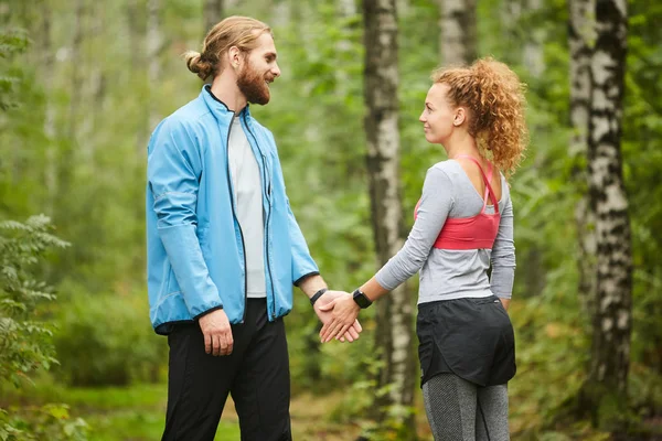 Ung Idrottskvinna Vidrör Sin Kompis Eller Pojkvän Idrottsträning Skogen — Stockfoto