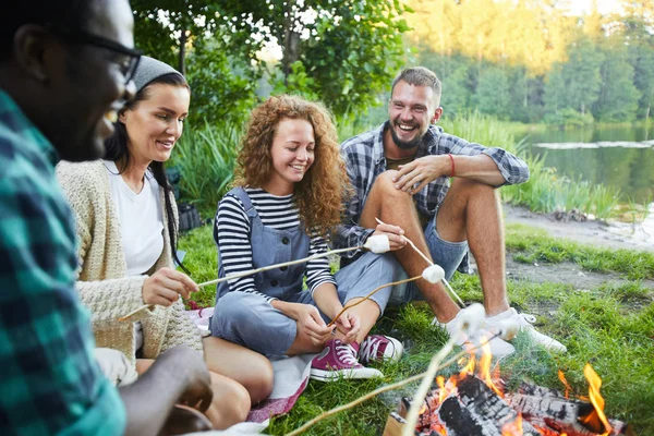 Young Friends Talking While Sitting Campfire Having Marshmellows Far Lake — Stock Photo, Image