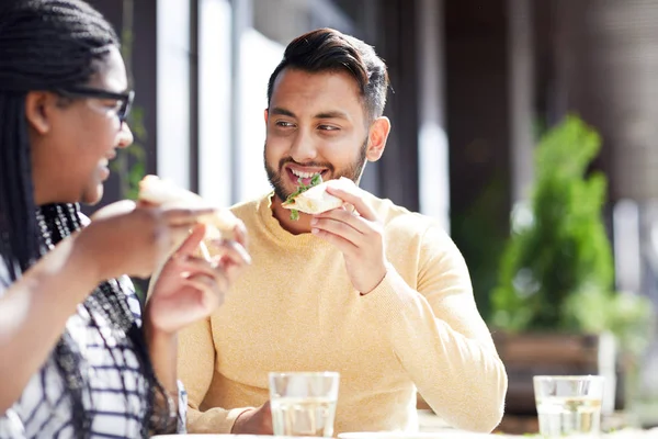 Jovem Feliz Mulher Conversando Almoço Enquanto Come Pizza Café — Fotografia de Stock