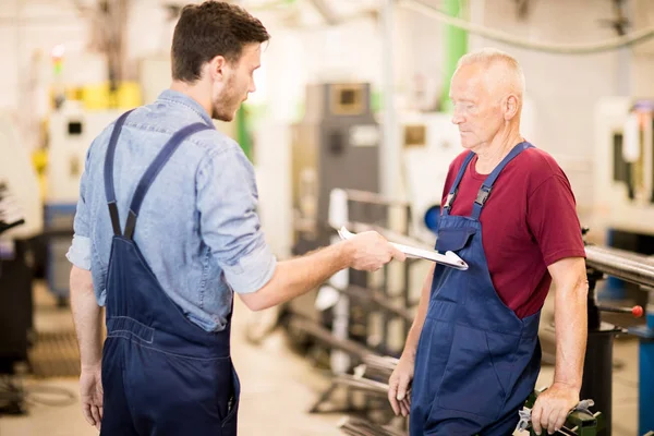 Junger Mann Arbeitskleidung Der Seinen Aufgebrachten Älteren Kollegen Während Eines — Stockfoto