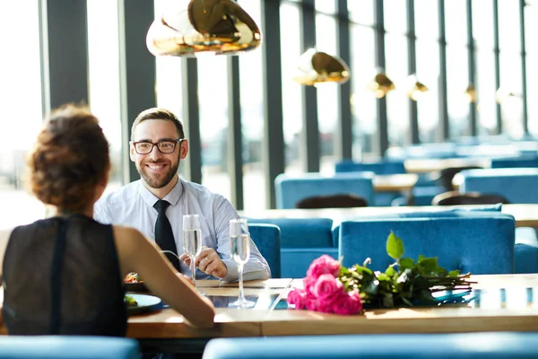 Homem Feliz Olhando Para Sua Namorada Durante Conversa Pelo Almoço — Fotografia de Stock