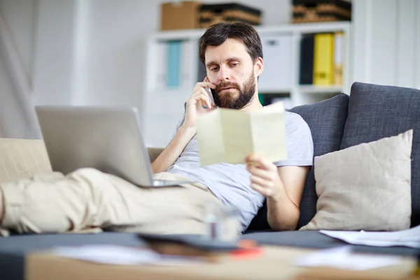 Zeitgenössischer Home Office Manager Telefoniert Mit Kunden Während Zeitung Vor — Stockfoto