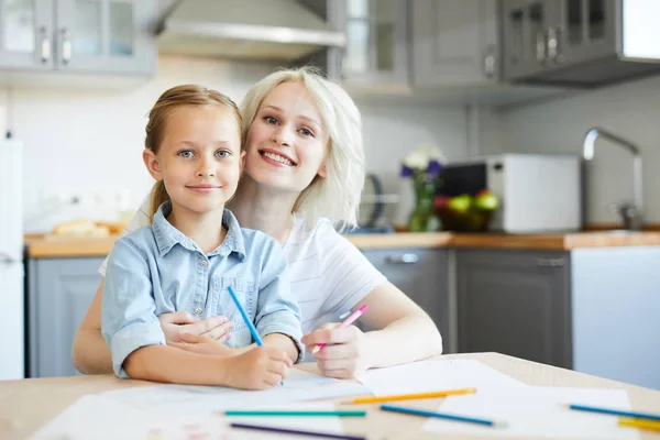 Joyeux Jeune Mère Petite Fille Assis Table Dans Cuisine Dessinant — Photo