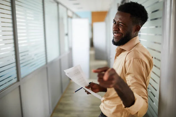 Jeune Homme Affaires Prospère Avec Des Papiers Clin Oeil Pointant — Photo