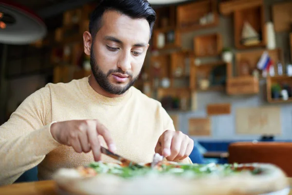 Jeune Homme Affamé Avec Couteau Fourchette Coupant Mangeant Pizza Café — Photo