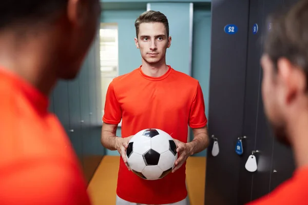 Jovem Sério Com Bola Futebol Corredor Vestiário Conversando Com Seus — Fotografia de Stock