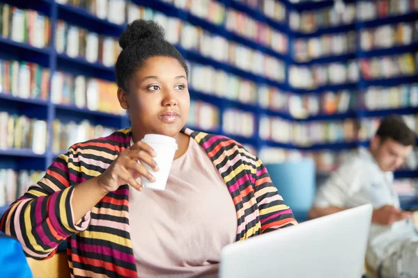 Estudante Universitário Africano Bebendo Café Enquanto Trabalhava Seu Laptop Biblioteca — Fotografia de Stock