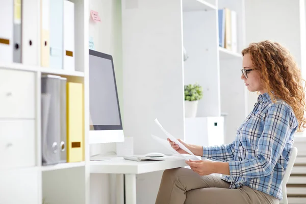 Empresaria Ropa Casual Leyendo Papeles Mientras Está Sentada Junto Escritorio — Foto de Stock