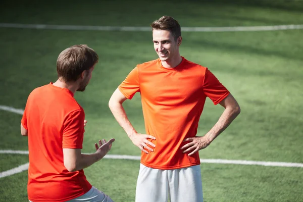 Unga Fotbollsspelare Uniform Diskuterar Några Stunder Kommande Spel — Stockfoto