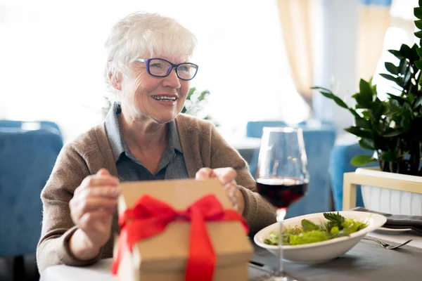 Porträt Einer Glücklichen Seniorin Die Geschenke Erhält Während Sie Die — Stockfoto