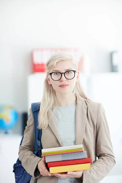 Ragazza Con Lunghi Capelli Biondi Possesso Pila Libri Mentre Piedi — Foto Stock