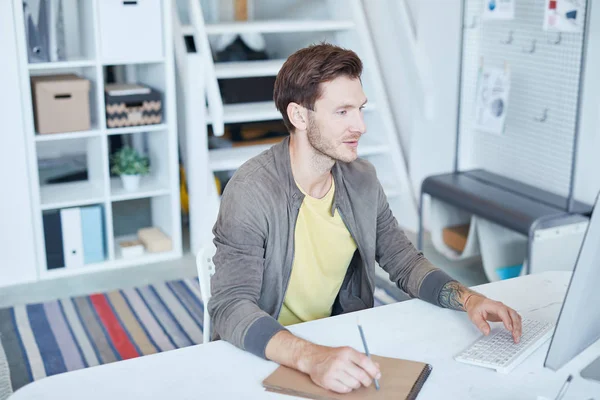 Young Creative Designer Sitting Desk Front Computer Monitor Reading Online — Stock Photo, Image