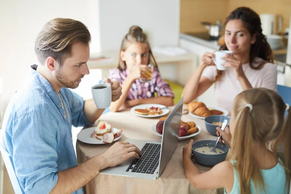 Genç Adam Kahvaltıda Eşi Küçük Kızlarıyla Ağda Bir Şeyler Arıyor — Stok fotoğraf